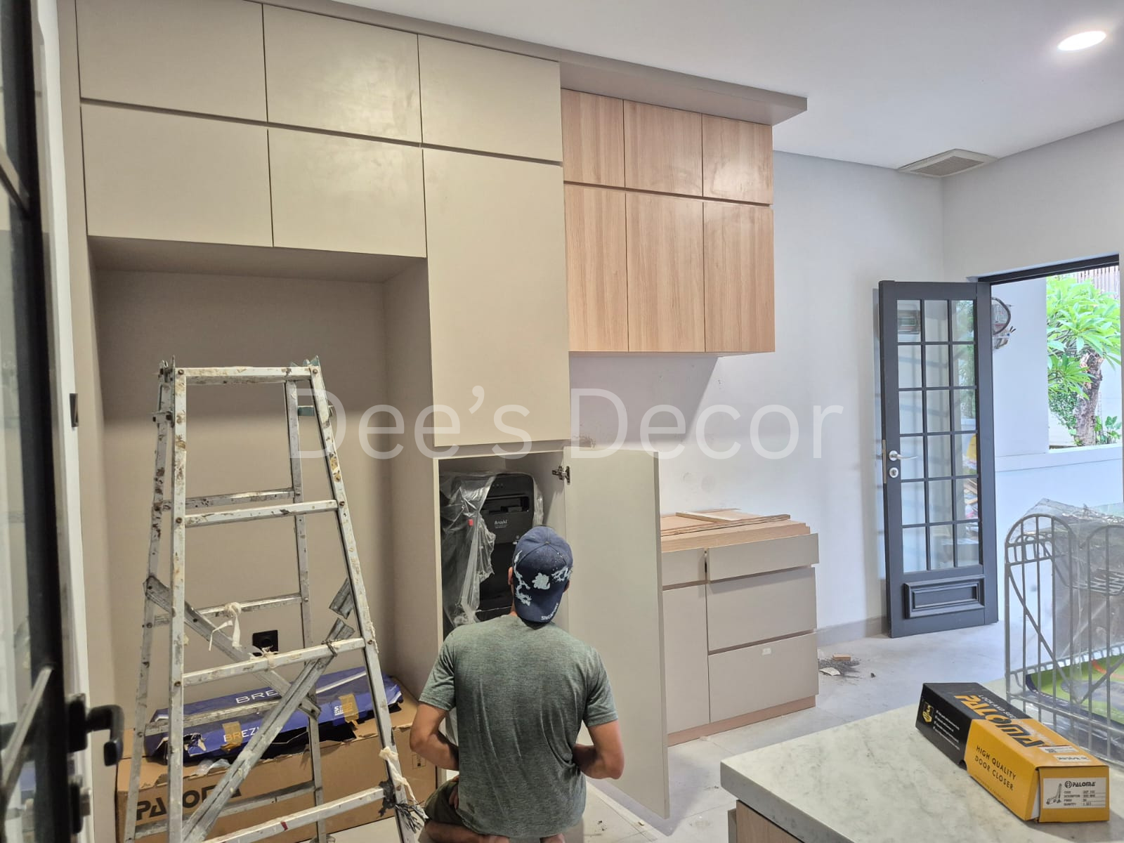 Custom kitchen set minimalis warna krem dengan kabinet atas penuh