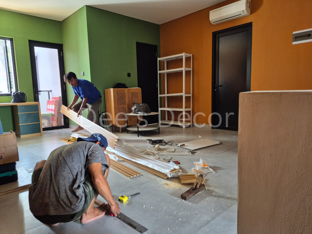 Detail kitchen set custom minimalis dengan finishing kayu natural